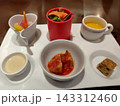 小皿料理を盛り合わせた洋食の前菜プレート 143312460