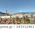 工場の煙突越しに望む雪化粧の富士山 143312461