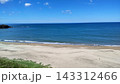 青い海と白い砂浜の穏やかな海岸 143312466