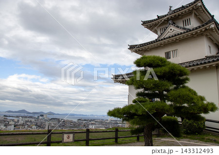 日本100名城 丸亀城の天守と瀬戸大橋 日本100名城 丸亀城の天守と瀬戸大橋 143312493