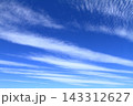 天高く白い筋のような雲が広がる秋の空 143312627