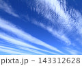 天高く白い筋のような雲が広がる秋の空 143312628