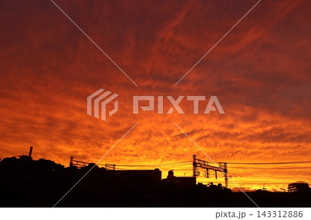 大阪府枚方市　枚方市　夕焼け　黄昏　夕暮れ　燃えるような空　快晴　 143312886