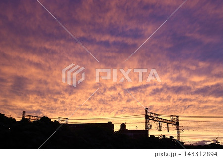大阪府枚方市 枚方市 夕焼け 黄昏 夕暮れ 燃えるような空 快晴 大阪府枚方市 枚方市 夕焼け 黄昏 夕暮れ 燃えるような空 快晴 143312894