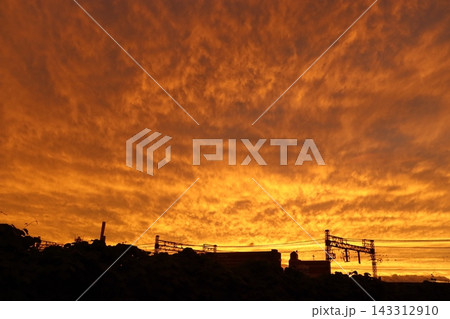大阪府枚方市 枚方市 夕焼け 黄昏 夕暮れ 燃えるような空 快晴 大阪府枚方市 枚方市 夕焼け 黄昏 夕暮れ 燃えるような空 快晴 143312910