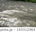 増水した川の流れ 143312964