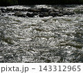 勢いよく流れる川の流れ 143312965