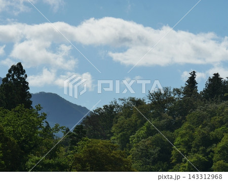 山の上に広がる青空 143312968