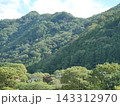 新緑に包まれる里山 143312970