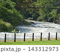増水した川 143312973