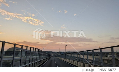 淡い夕焼け空の下を延びる高速道路 143313077