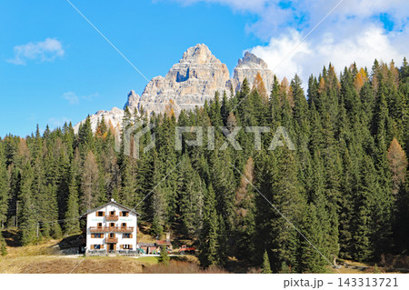 イタリアのドロミテにあるミズリーナ湖のホテルと背景のトレチーメの山の景色 イタリアのドロミテにあるミズリーナ湖のホテルと背景のトレチーメの山の景色 143313721