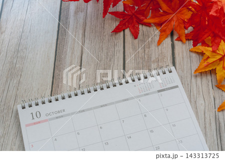 秋のスケジュールや10月のお知らせバナーに最適な、卓上カレンダーと紅葉の文字入れ用素材 秋のスケジュールや10月のお知らせバナーに最適な、卓上カレンダーと紅葉の文字入れ用素材 143313725