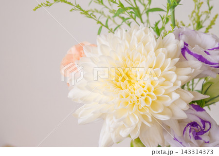 白いキクとユーストマとカーネーションの花束 143314373
