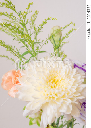白いキクとユーストマとカーネーションの花束 白いキクとユーストマとカーネーションの花束 143314375