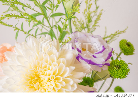 白いキクとユーストマとカーネーションの花束 白いキクとユーストマとカーネーションの花束 143314377