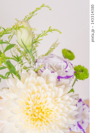 白いキクとユーストマとカーネーションの花束 白いキクとユーストマとカーネーションの花束 143314380
