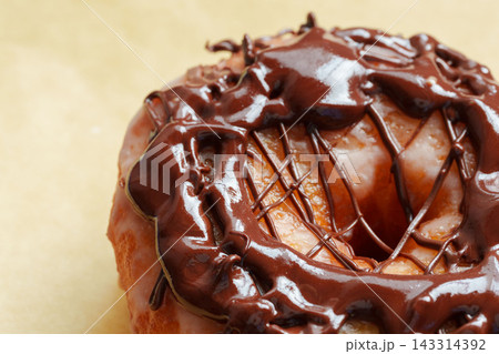 手作りしたフワフワのチョコレートコーティングしたドーナッツのクローズアップ25 143314392