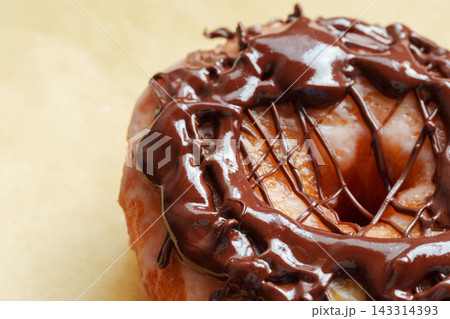 手作りしたフワフワのチョコレートコーティングしたドーナッツのクローズアップ26 手作りしたフワフワのチョコレートコーティングしたドーナッツのクローズアップ26 143314393