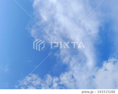 Bright blue sky with large white cloud formation. Fair weather summer background 143315288