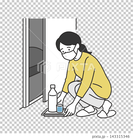 一名女子將一杯飲料從臥室門內遞進來，以防感染。 143315346