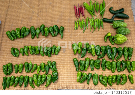 むしろに並ぶ色とりどりの夏野菜 むしろに並ぶ色とりどりの夏野菜 143315517