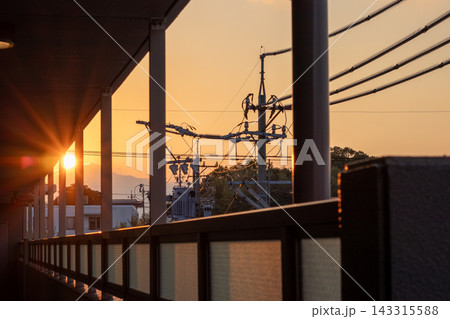 ベランダ越しに見る夕焼けの送電設備 143315588