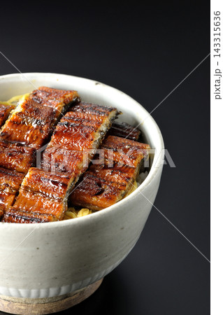 うな丼を黒背景で単品撮影 143315636