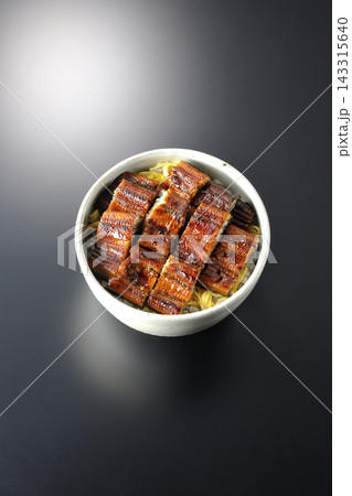 うな丼を黒背景で単品撮影 うな丼を黒背景で単品撮影 143315640