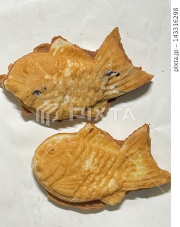 Crispy and golden mini bungeoppang with a soft, fluffy filling of sweet red bean or custard. A delightful bite-sized Korean fish-shaped pastry, perfect for a warm and nostalgic treat! Crispy and golden mini bungeoppang with a soft, fluffy filling of sweet red bean or custard. A delightful bite-sized Korean fish-shaped pastry, perfect for a warm and nostalgic treat! 143316298