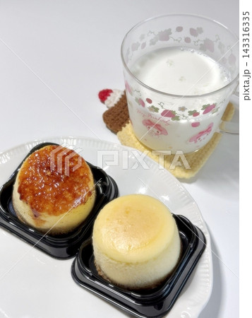 A creamy crème brûlée with a perfectly caramelized sugar crust. The silky custard beneath the crispy topping creates a delightful texture contrast and a rich, indulgent taste. 143316335