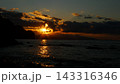 海の夕日 143316346
