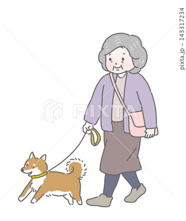 犬の散歩をする高齢女性 犬の散歩をする高齢女性 143317234