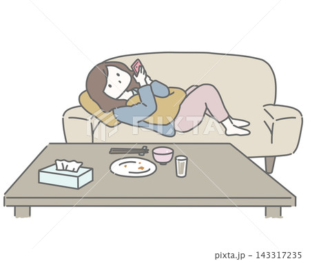 食後に片付けずスマホを見る女性 食後に片付けずスマホを見る女性 143317235