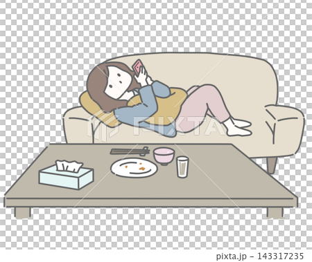 食後に片付けずスマホを見る女性 食後に片付けずスマホを見る女性 143317235