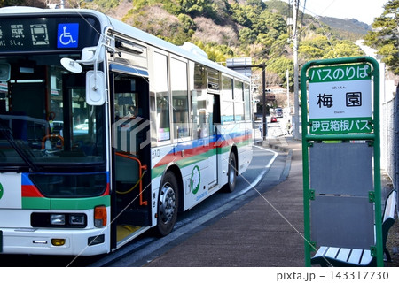 静岡県熱海市 伊豆箱根バスと梅園バス停 静岡県熱海市 伊豆箱根バスと梅園バス停 143317730