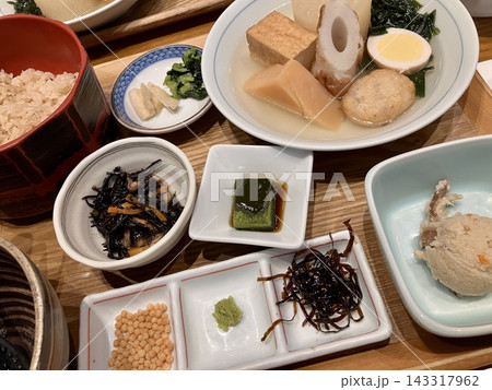 美味しそうな和風おでんの御膳 美味しそうな和風おでんの御膳 143317962