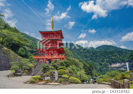 和歌山 那智山青岸渡寺 三重塔と那智の滝 143318382