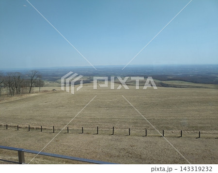 ナイタイ高原牧場ナイタイテラスからの広大な景観と春の青空(北海道上士幌町) ナイタイ高原牧場ナイタイテラスからの広大な景観と春の青空(北海道上士幌町) 143319232