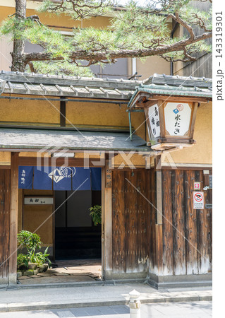 京都 木屋町通 鳥初鴨川 大正時代の創業以来の味を守る 鳥水だきを納涼床で味わう 京都 木屋町通 鳥初鴨川 大正時代の創業以来の味を守る 鳥水だきを納涼床で味わう 143319301