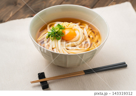 お出汁が香る温かいたまごの月見うどん お出汁が香る温かいたまごの月見うどん 143319312