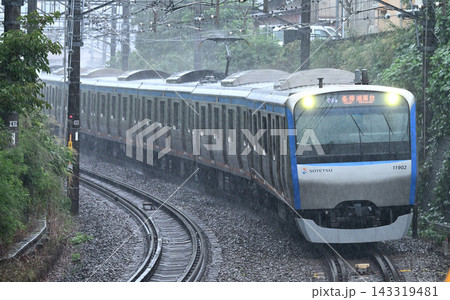 豪雨の中を走る相鉄線の電車 143319481