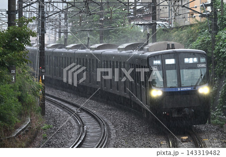 豪雨の中を走る相鉄線の電車 143319482