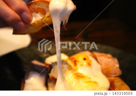 ラクレットチーズをかけたバゲット ラクレットチーズをかけたバゲット 143319503