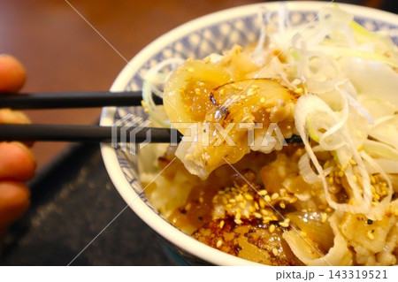 ねぎ塩豚丼 ねぎ塩豚丼 143319521