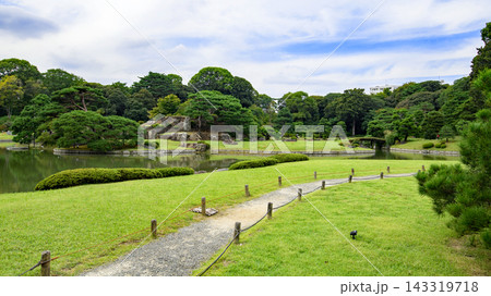 初秋の六義園 散策路と池 東京都 初秋の六義園 散策路と池 東京都 143319718