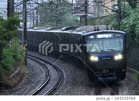 豪雨の中を走る相鉄の電車 143319764
