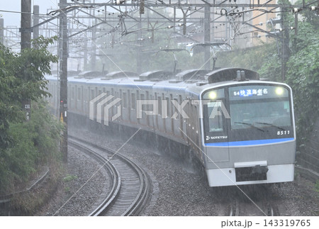 豪雨の中を走る相鉄の電車 143319765