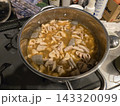 鍋でじっくり煮込む手作りモツ煮 143320099