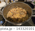 鍋で作った具だくさんの手作りモツ煮 143320101